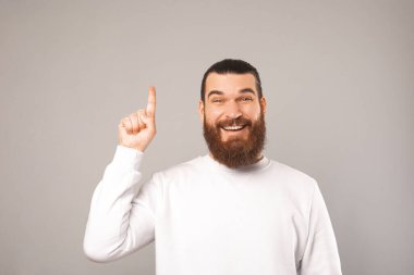 Neşeli sakallı adam yukarı bakıyor ve gülümsüyor çünkü bir fikri var..