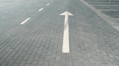 Otoparktaki arabalar için tek yönlü bando görüntüsü