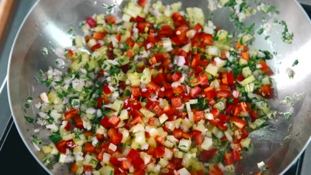 Close up footage of Chef preparing vegetables in a wok pan — Vídeos de Stock