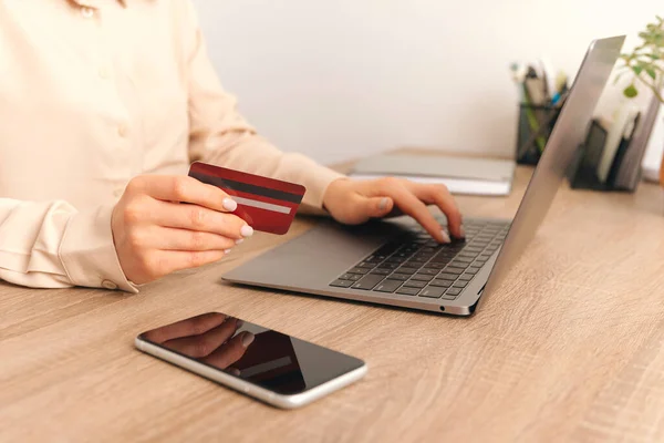 Zamknij zdjęcie kobiety kupującej coś online kartą kredytową. — Zdjęcie stockowe