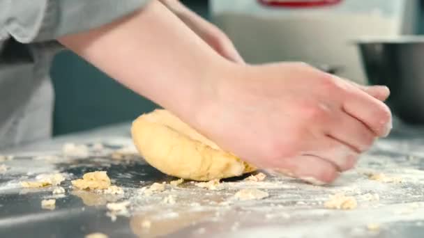 Close up side view video of chef preparing dough for pasta carbonara — ストック動画