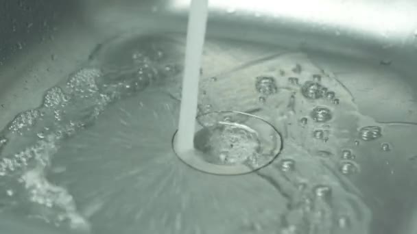 Nahaufnahme von fallendem Wasser in Abflussrohr des Waschtisches — Stockvideo