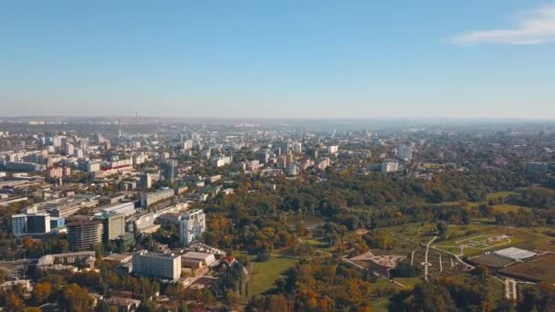 Şehrin güzel videosu ve İHA ile yukarıdan park — Stok video