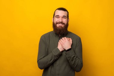 Genç sakallı adam, el ele tutuşup sevdiklerini düşünüyor..