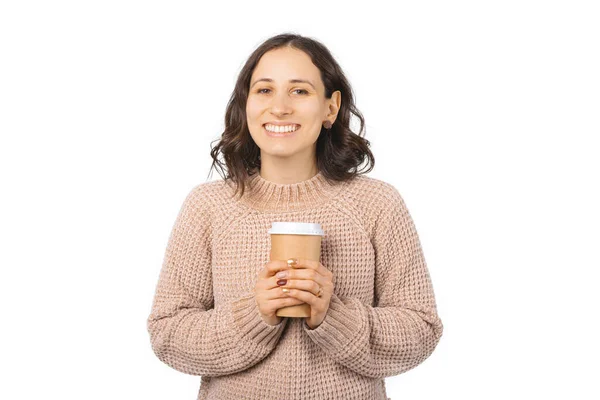 Joven de pelo corto sonriente mujer está sosteniendo apretado un ir taza de café. — Foto de Stock