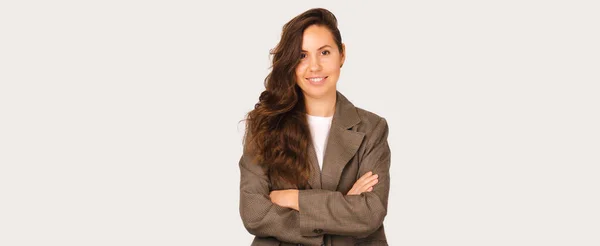 Banner tamaño foto de una mujer sonriente con los brazos cruzados. — Foto de Stock