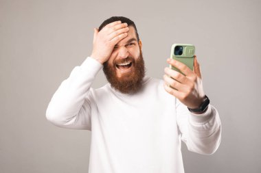 Genç adamın fotoğrafı akıllı telefondan bir aramayı atlamış..