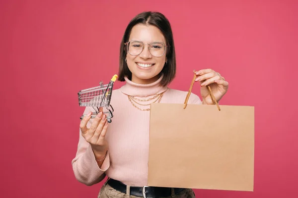 Cute Młoda Kobieta Okularach Gospodarstwa Mały Wózek Torba Zakupy Papieru — Zdjęcie stockowe