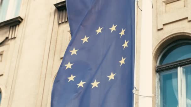 Κοντινό Πλάνο Την Ευρωπαϊκή Σημαία Κυματίζει Κοντά Στο Παλιό Σπίτι — Αρχείο Βίντεο