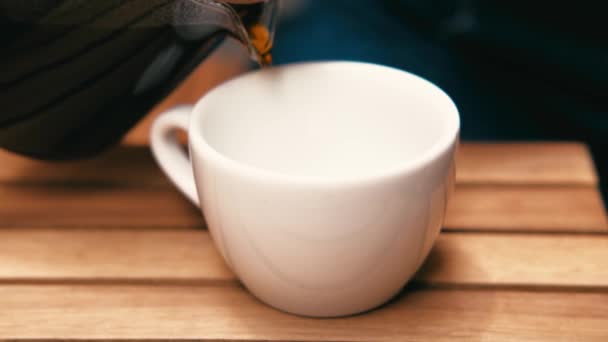 Fermer Les Images Femme Versant Café Filtre Dans Une Tasse — Video