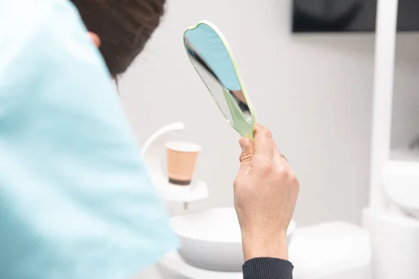 Foto Uma Mão Segurando Pequeno Dente Espelho Forma Dentista Não — Fotografia de Stock
