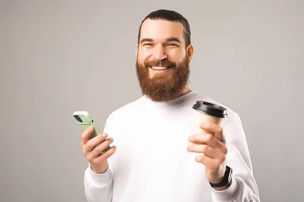 Retrato Hombre Barbudo Sonriente Sosteniendo Teléfono Una Taza Café Captura — Foto de Stock