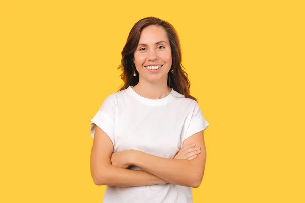 Photo Young Woman Smiling While Looking Camera Sitting Her Arms — Stock Fotó