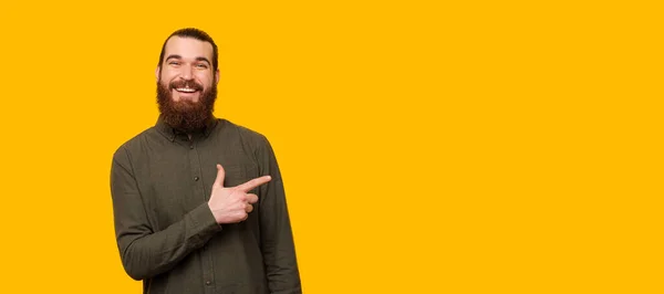 Homem Barbudo Feliz Está Olhando Para Câmera Está Apontando Para — Fotografia de Stock