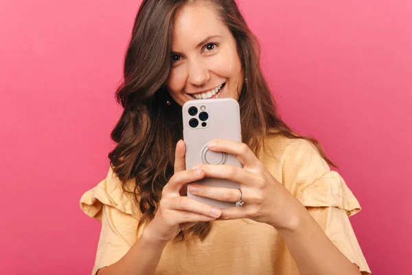 Young Cheerful Woman Taking Photo You Her Phone Smiling Sitting — Stock Photo, Image
