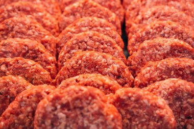 Yuvarlak köftelerin yakın plan fotoğrafı.