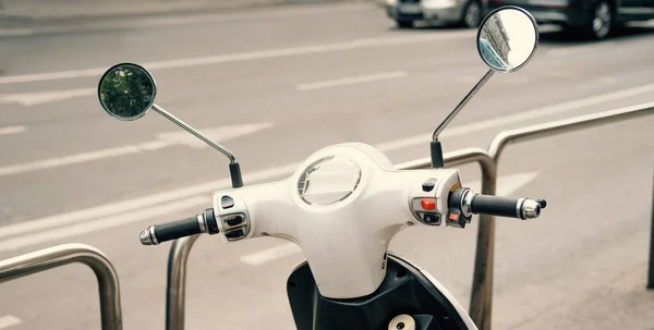 Ein Nahaufnahme Foto Von Einem Motorroller Weißen Lenker Außerhalb Der — Stockfoto