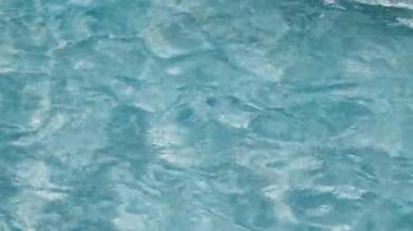 Yüzme havuzundaki temiz suyun videosunu kapat.