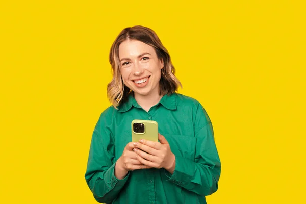 Photo Happy Woman Holding Her Phone Smiling Camera — Fotografia de Stock