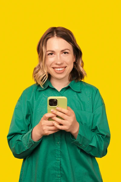Portrait Young Smiling Woman Holding Her Phone While Looking Camera — Stock Fotó