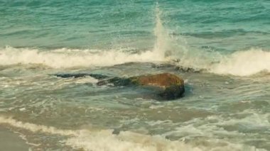 Deniz dalgalarının görüntüsü sahildeki kayalara çarptı..