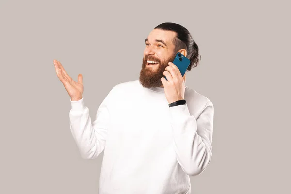 Photo Man Talking His Phone Joyfully — 图库照片
