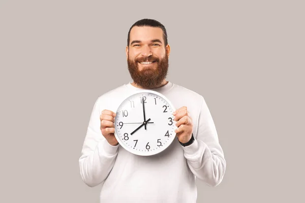Photo Man Holding White Clock Smiling Camera — Φωτογραφία Αρχείου