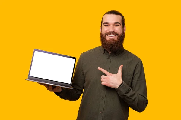Photo Bearded Man His Computer Him Pointing While Smiling — Foto de Stock