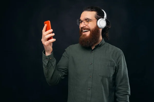 Photo Bearded Young Man Glasses Happily Enjoying Music —  Fotos de Stock