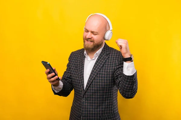 Photo Young Businessman Listening Music Looking His Phone Cheerfuly — Photo