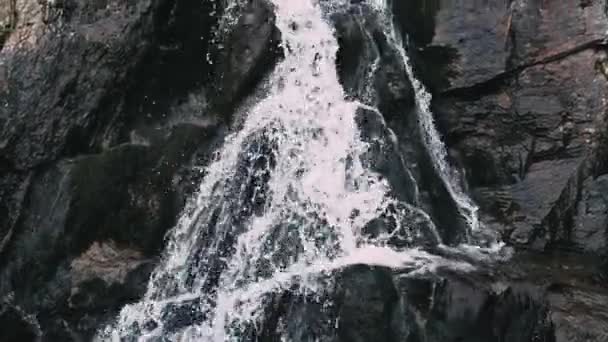 Кадры Водопада После Зимы Горах Скальном Фоне — стоковое видео