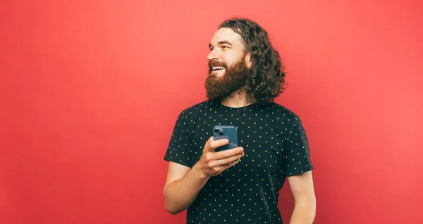Photo Man Texting Someone Phone While Smiling Looking Away — Stock Photo, Image