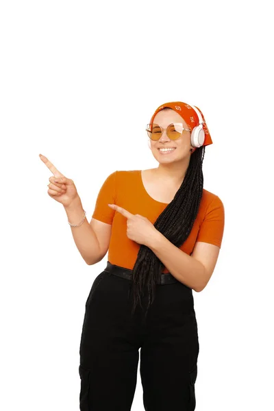 Photo Girl Pointing Some Promotions Music Shop Standing Headphones — Fotografia de Stock