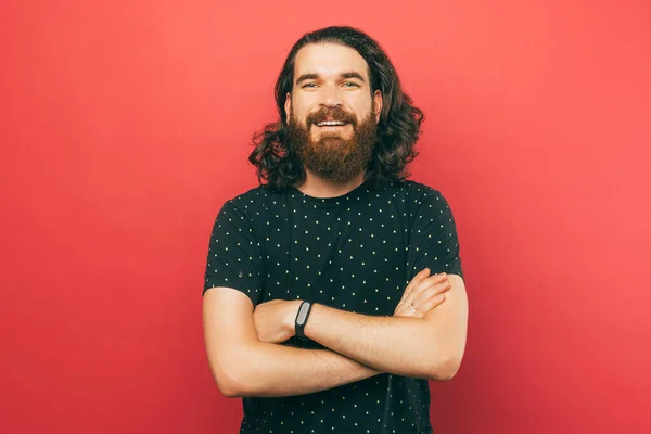 Young Bearded Man Looking Confidently Camera While Smiling — Stockfoto