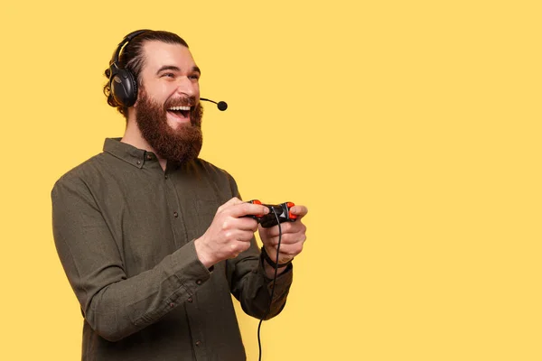 Photo Excited Man Playing His New Console Video Game Yellow — ストック写真