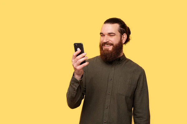 Photo Bearded Man Enjoying Time While Texts Someone — Stock Fotó