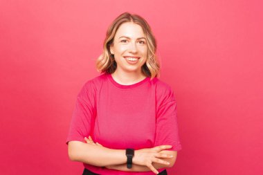A business lady is looking happily at the camera with her arms crossed