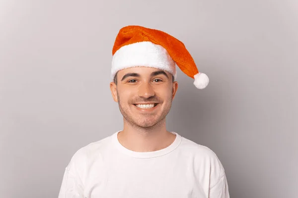 Ένα Πορτραίτο Ενός Νεαρού Άνδρα Που Φορούσε Χριστουγεννιάτικο Καπέλο — Φωτογραφία Αρχείου
