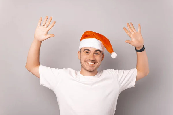 Μια Αστεία Φωτογραφία Ενός Νεαρού Που Φοράει Χριστουγεννιάτικο Καπέλο — Φωτογραφία Αρχείου