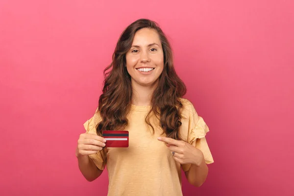 Photo Young Woman Recommending Shopping Credit Card — Stok fotoğraf