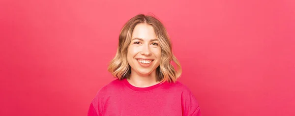 Close Photo Smiling Woman Looking Camera — Stockfoto