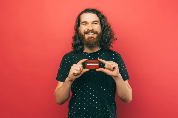 Photo Man Holding Credit Card Smiling Camera — Stockfoto