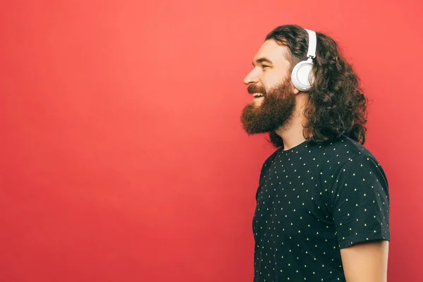 Photo Bearded Man Listening His Favorite Music His New Headphones — Photo