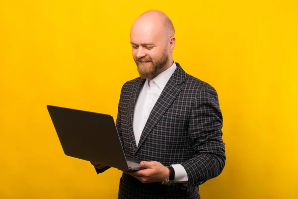 Photo Business Man Holding New Laptop Smiling While Looking — Photo