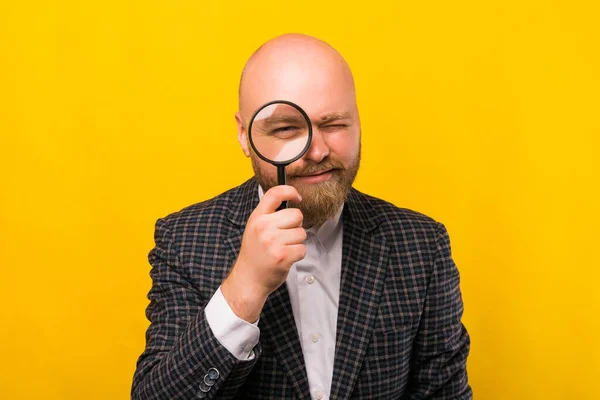 Photo Young Businessman Holding Magnifying Class While Looking — Stockfoto
