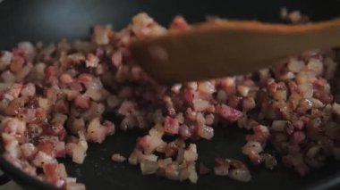 Video of preparing bacon in frying pan for pasta carbonara.