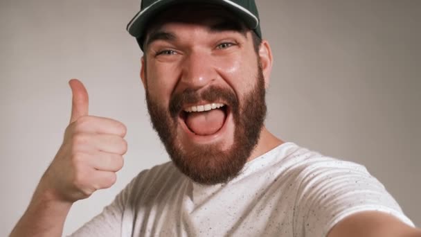 Footage Amazing Young Bearded Man Celebrating Showing Thumb Gesture — Stockvideo