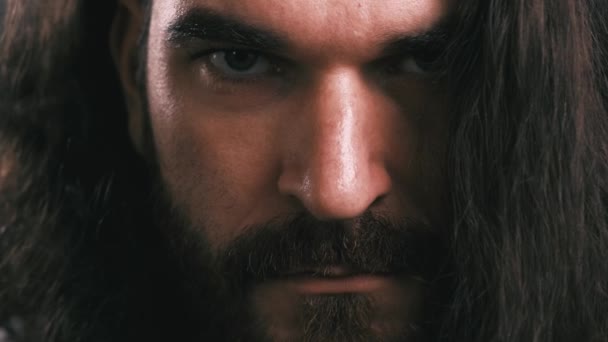 Close Video Serious Bearded Hipster Man Long Hair Looking Camera — Vídeo de stock