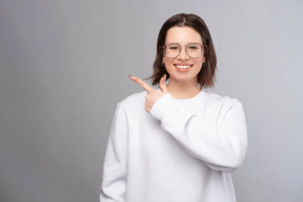 Young Lady Indicates Her Finger Aside Copy Space Your Idea — Foto Stock