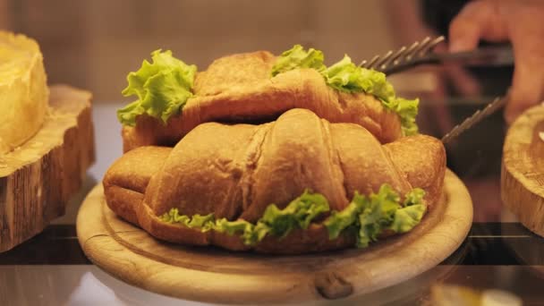 Footage Barmen Bringing Croissant Sandwich Client — Vídeos de Stock